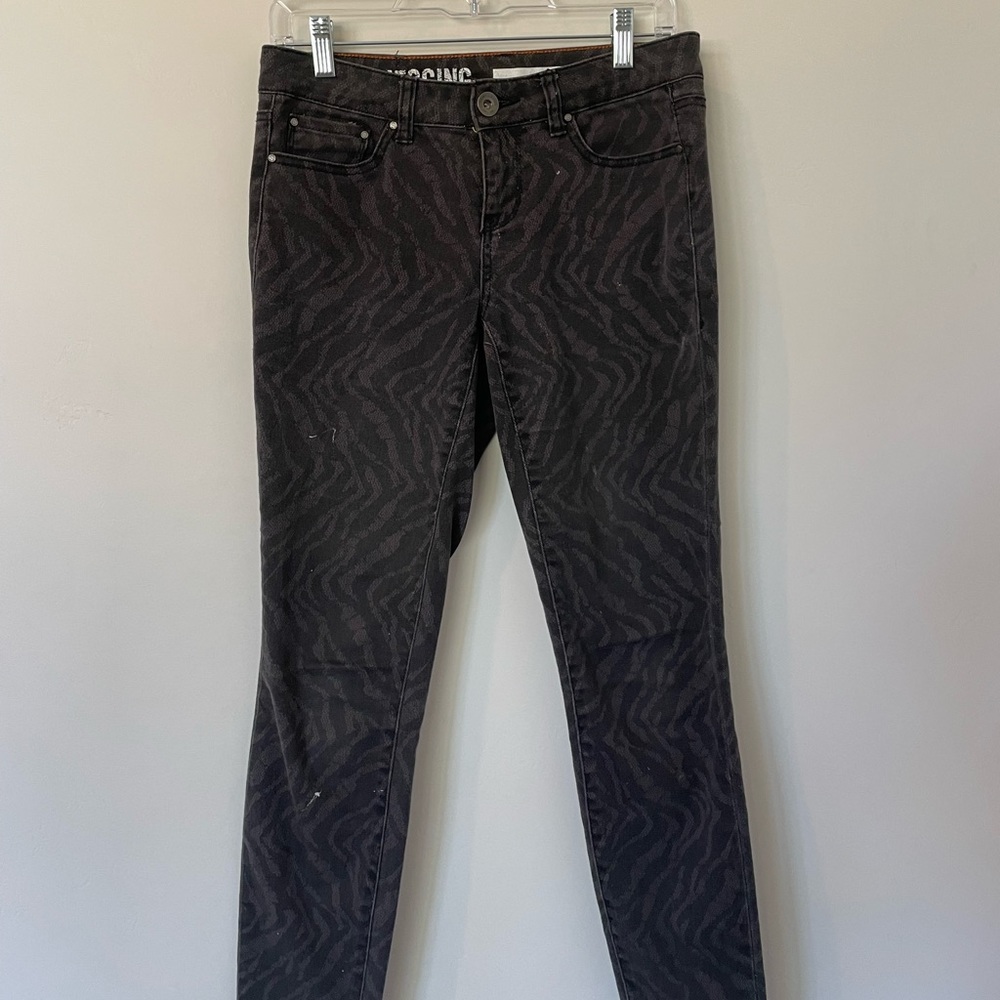 LOW RISE BLACK ZEBRA JEANS FROM DKNY JRANS SIZE 04